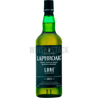 Flaske af Laphroaig Lore Single Malt Whisky med karakteristisk mørk etiket, fremvist foran en baggrund, der afspejler Islay's robuste kystlandskab, illustrerer whiskyens rige og røgede arv.