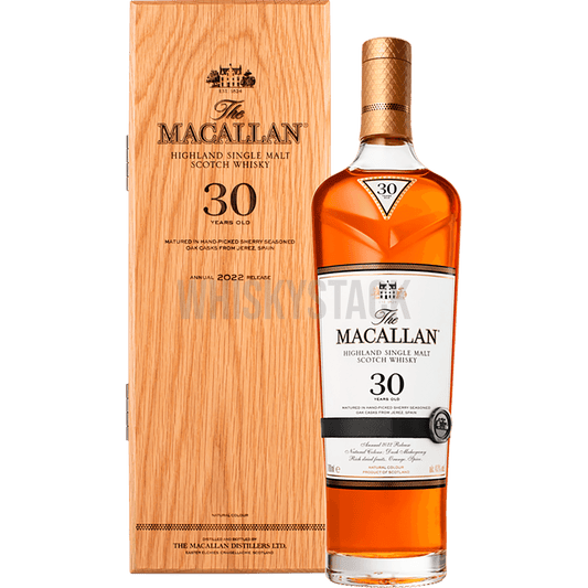 The Macallan Sherry Oak 30 Years Old præsenteret med sin karakteristiske dybe mahognifarve og elegant etiket, symboliserende dens rige og komplekse smagsprofil modnet i sherryfade.